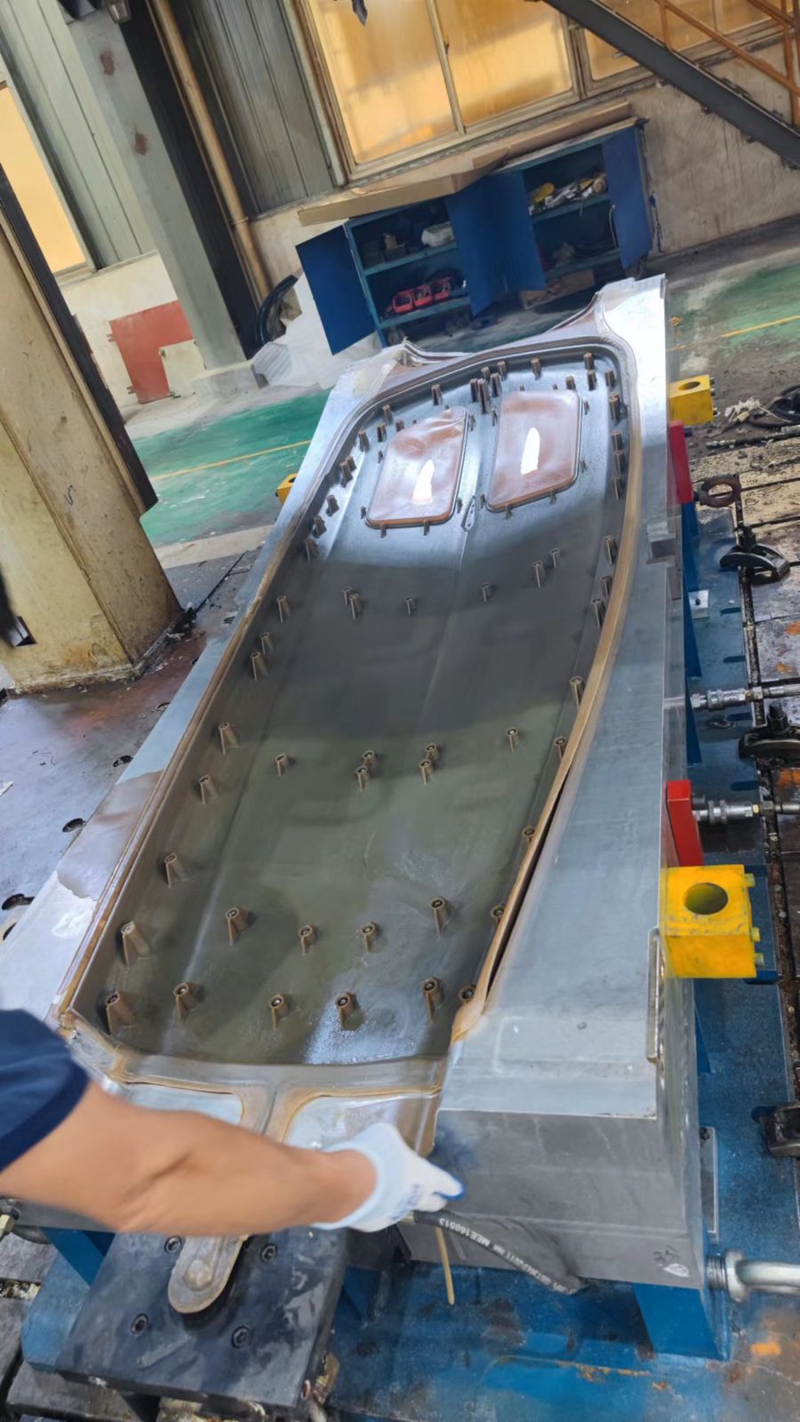 Checking a molded part in the cavity after trial